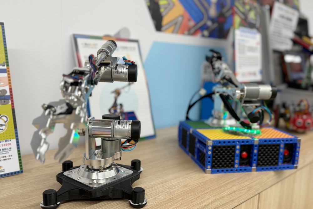 祥儀慈善文教基金會深化攜手國立清華大學竹師教育學院 共築STEAM教育產學共創育才基地 18 03%E7%A7%91%E6%8A%80%E5%AF%B6CAGEBOT%E6%A1%8C%E4%B8%8A%E5%9E%8B%E5%85%AD%E8%BB%B8%E6%A9%9F%E6%A2%B0%E6%89%8B%E8%87%82%E6%8F%90%E4%BE%9B%E9%AB%98%E7%B2%BE%E5%BA%A6%E9%AB%98%E6%A9%9F%E5%8B%95%E6%95%99%E8%82%B2%E7%89%B9%E6%80%A7