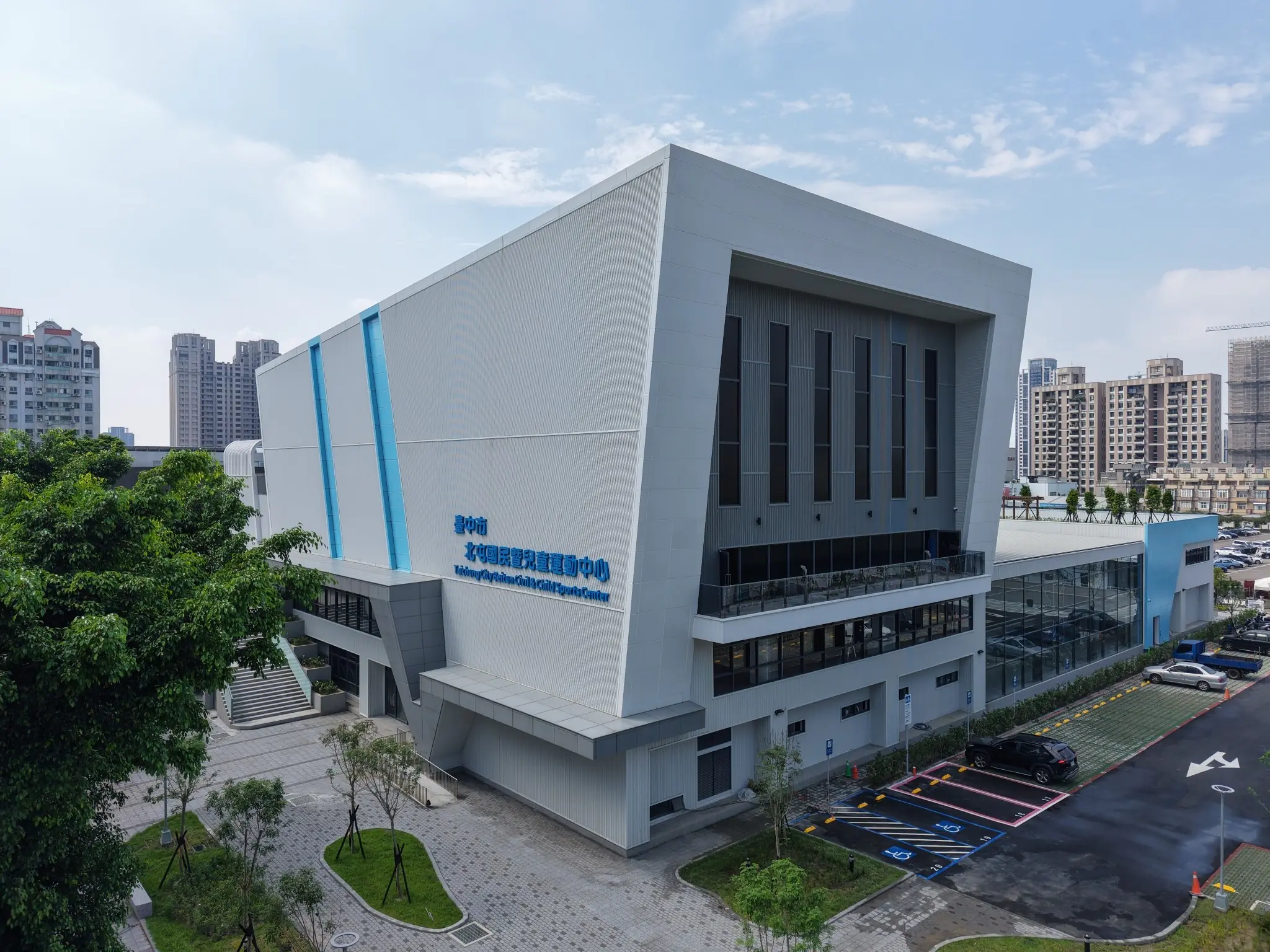 金質獎工程化為公益行動! 中市建設局北屯運動中心施工廠商捐救護車 助攻第一線救護量能 金質獎工程化為公益行動! 中市建設局北屯運動中心施工廠商捐救護車 助攻第一線救護量能