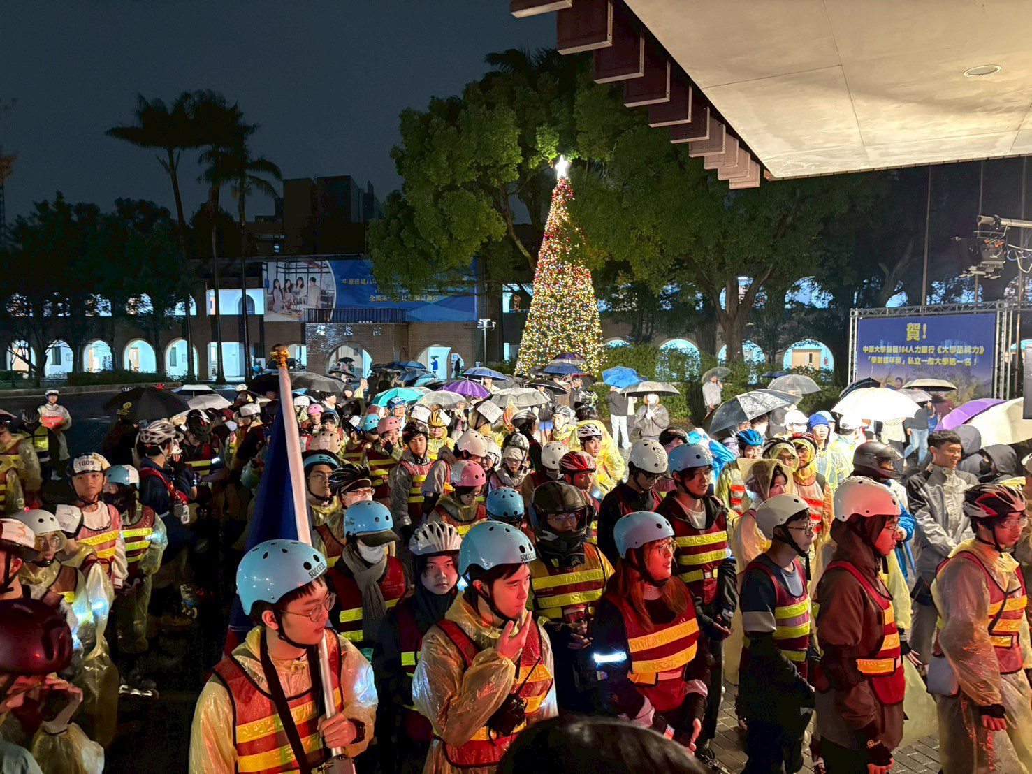 中原大學延續41年跨年傳統 前進總統府參與元旦升旗迎新年 中原大學延續41年跨年傳統 前進總統府參與元旦升旗迎新年