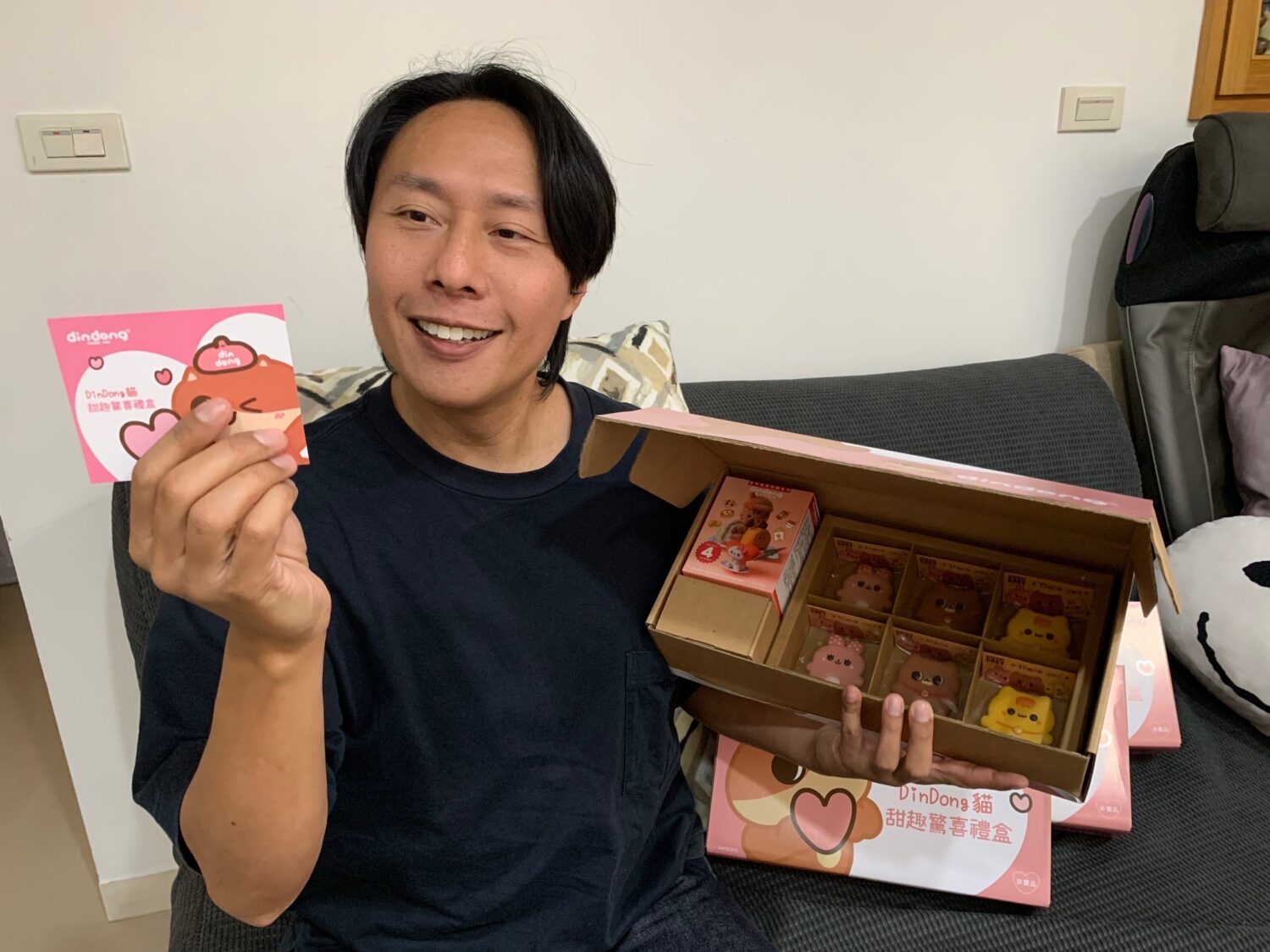 「港仔台爸」張啟樂 樂當「洗屁屁」高手 彌月禮盒搞創意搭配開盲盒 張啟樂準備的彌月禮盒是從香港來到台灣的Din Dong貓為他特製這個彌月禮盒,而且市面上並沒有販售。(圖/張啟樂 提供)