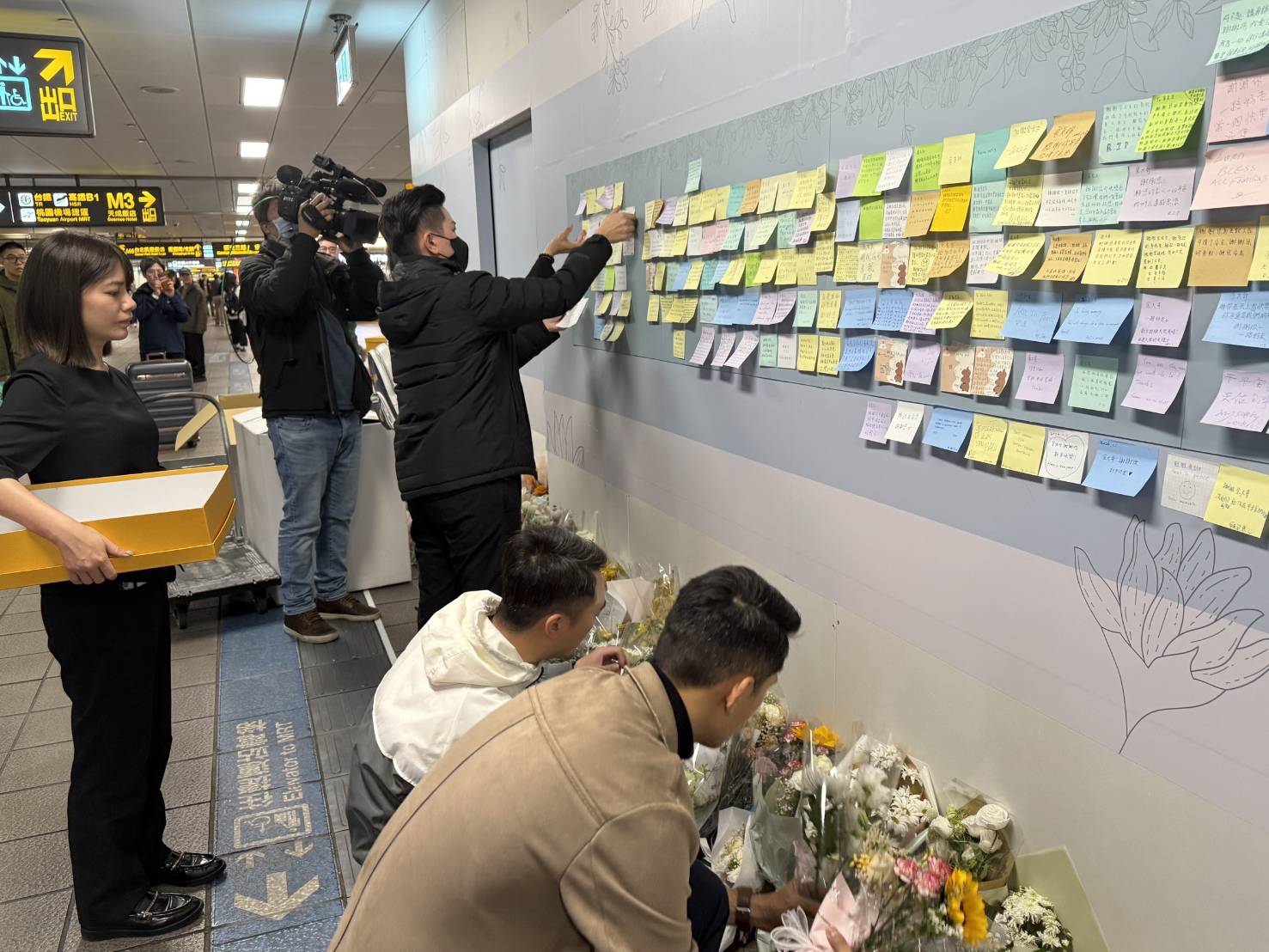 捷運北車悼念牆獻花留言全數移交 陪伴余先生走完最後一程 捷運北車悼念牆獻花留言全數移交 陪伴余先生走完最後一程