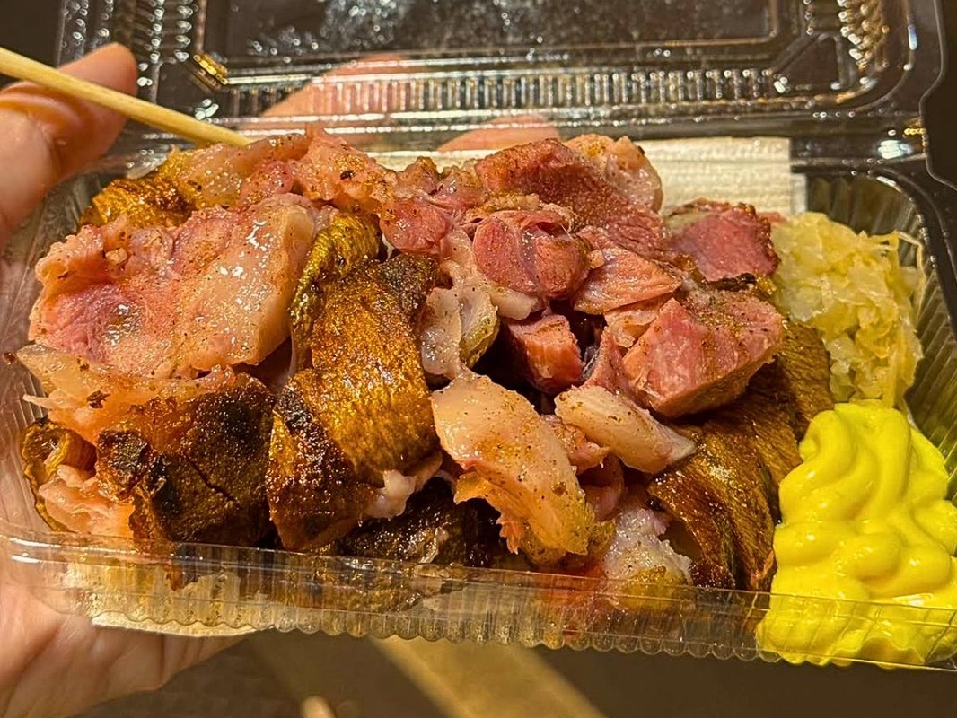 饒河夜市必吃!這家現烤不油炸的德國豬腳 外酥內嫩太誘人! 饒河夜市必吃!這家現烤不油炸的德國豬腳 外酥內嫩太誘人!