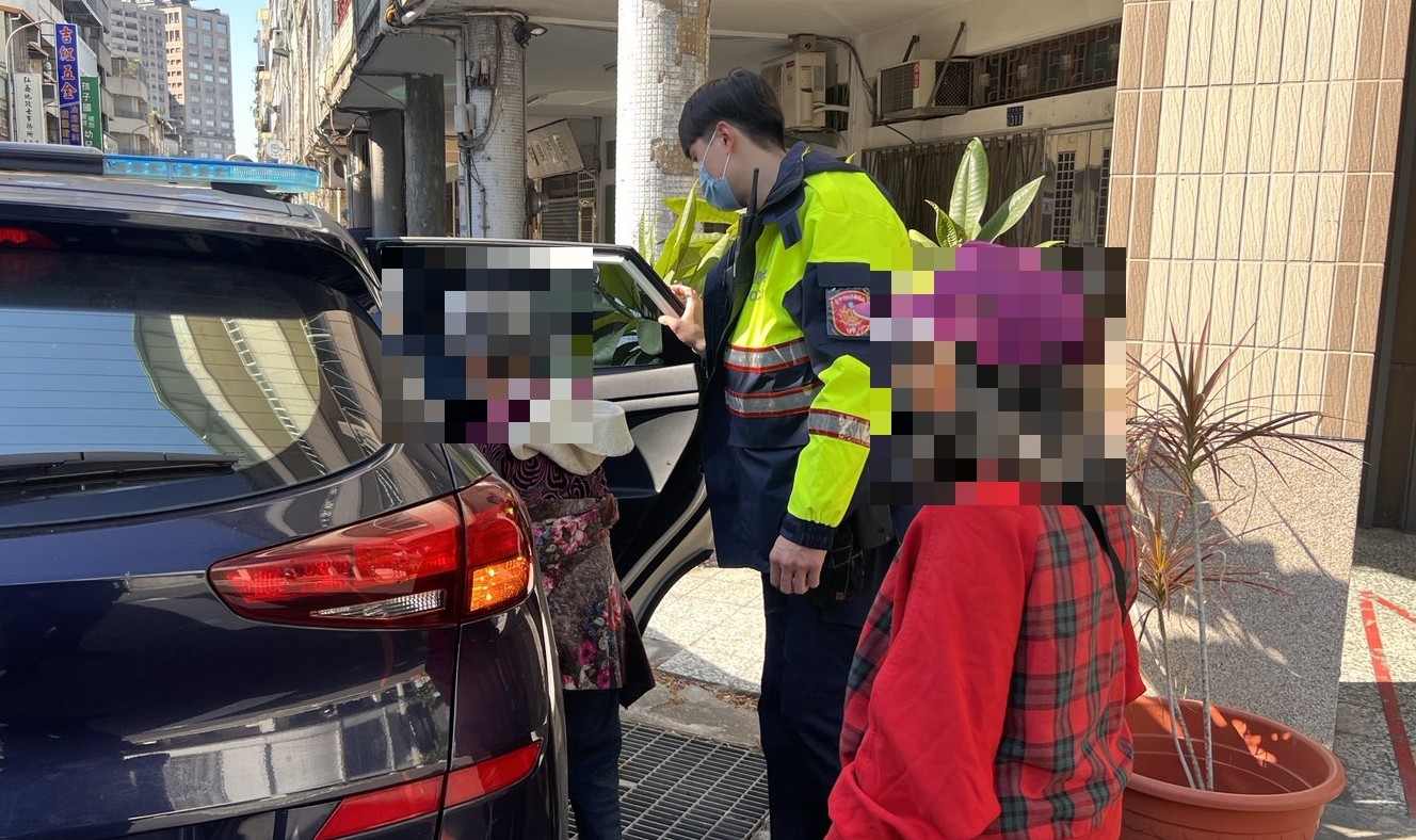 「天冷心不冷」警暖心護送八旬嬤返家 寒冬街頭上演最暖風景 「天冷心不冷」警暖心護送八旬嬤返家 寒冬街頭上演最暖風景