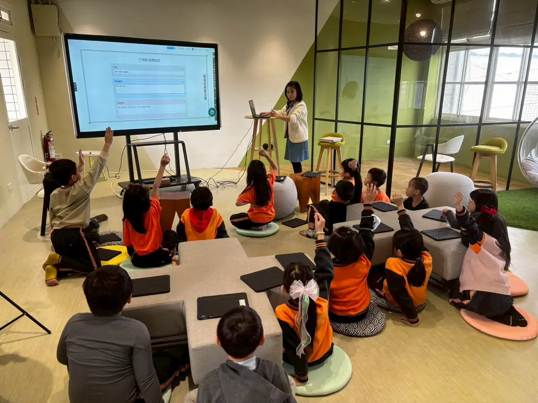 青翠大溪的數位蛻變 百年中興普羅旺斯小學 映照 AI 轉型新曙光 青翠大溪的數位蛻變 百年中興普羅旺斯小學 映照 AI 轉型新曙光