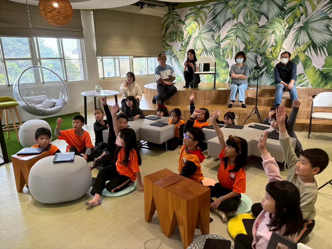 青翠大溪的數位蛻變 百年中興普羅旺斯小學 映照 AI 轉型新曙光 青翠大溪的數位蛻變 百年中興普羅旺斯小學 映照 AI 轉型新曙光