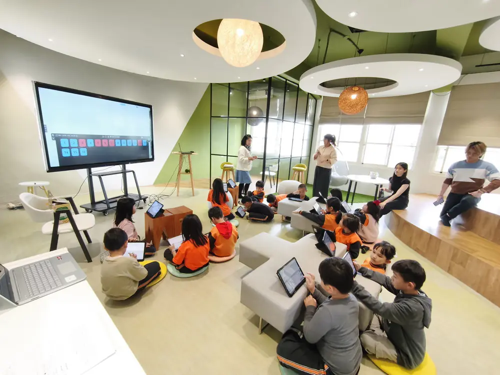 青翠大溪的數位蛻變 百年中興普羅旺斯小學 映照 AI 轉型新曙光 青翠大溪的數位蛻變 百年中興普羅旺斯小學 映照 AI 轉型新曙光