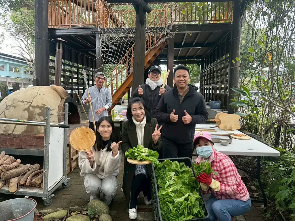 泥土與AI的溫柔對話 桃園市中興國小親師生共築科技農園夢 泥土與AI的溫柔對話 桃園市中興國小親師生共築科技農園夢