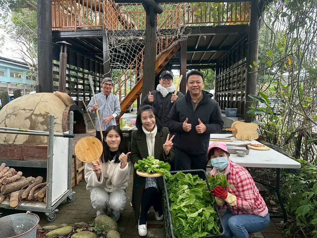 泥土與AI的溫柔對話 桃園市中興國小親師生共築科技農園夢 泥土與AI的溫柔對話 桃園市中興國小親師生共築科技農園夢