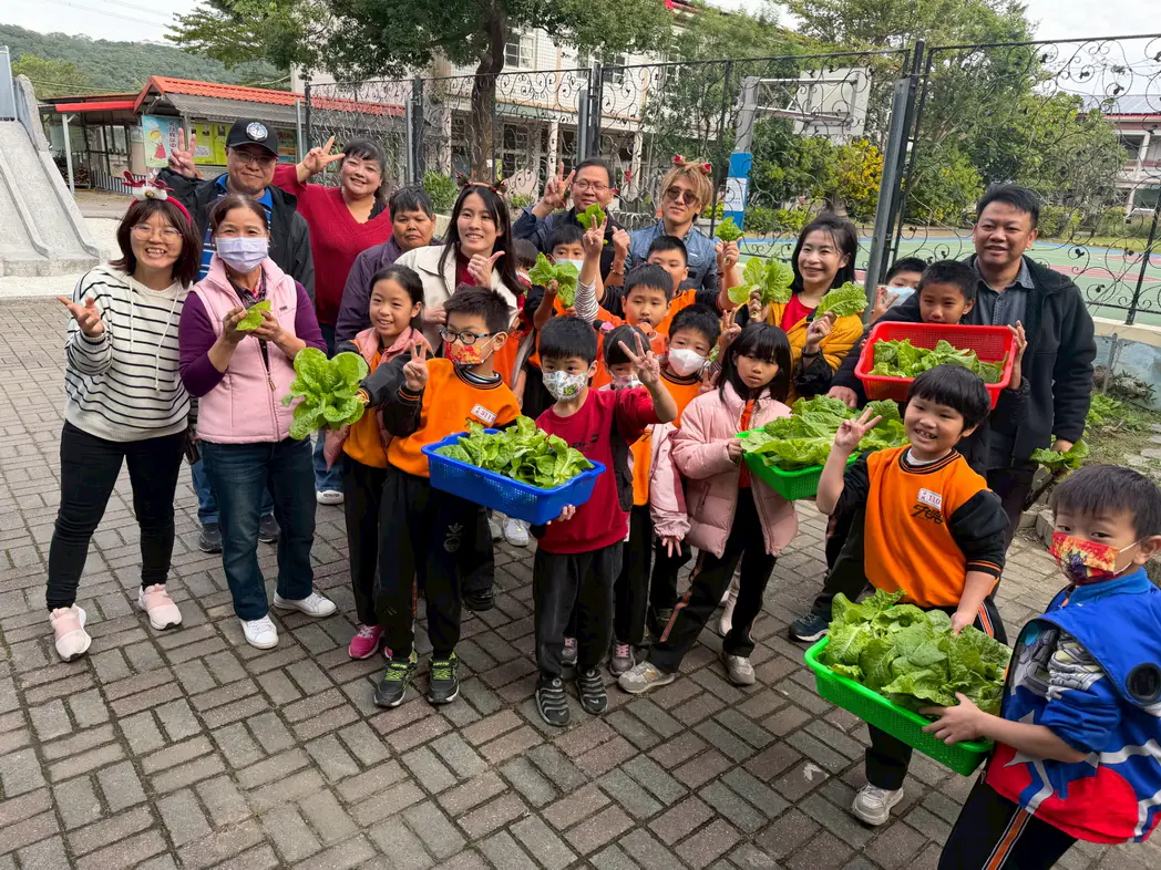 泥土與AI的溫柔對話 桃園市中興國小親師生共築科技農園夢 泥土與AI的溫柔對話 桃園市中興國小親師生共築科技農園夢