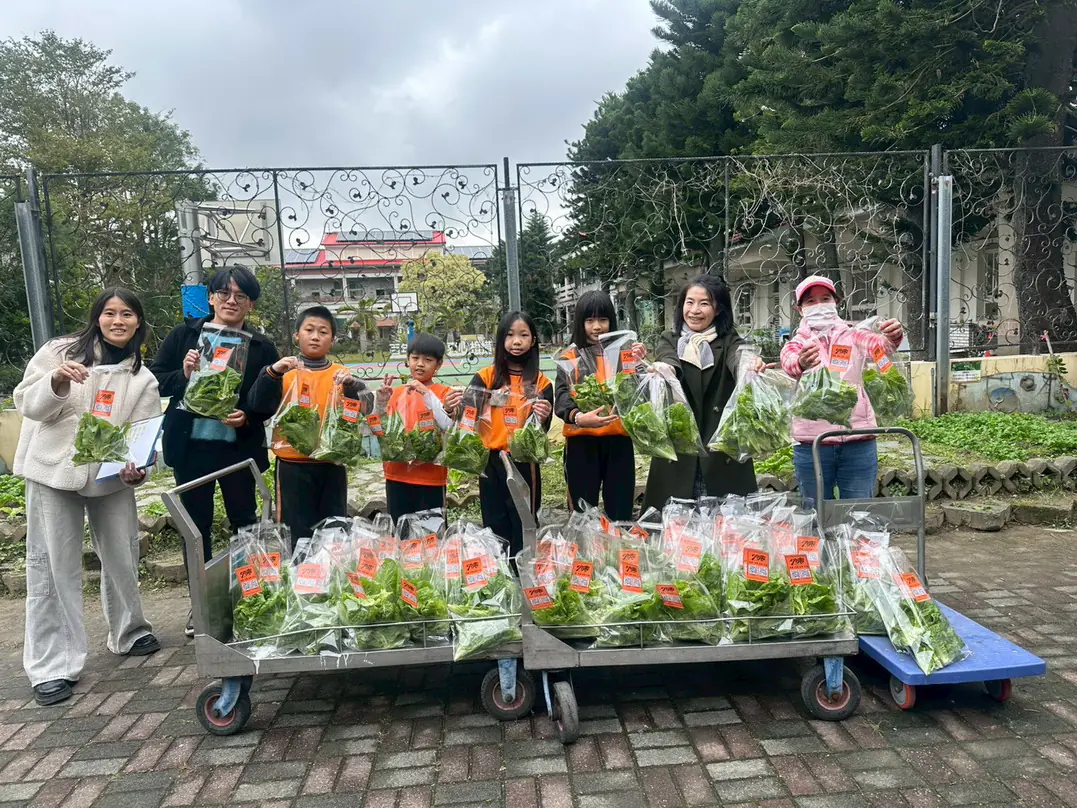 泥土與AI的溫柔對話 桃園市中興國小親師生共築科技農園夢 泥土與AI的溫柔對話 桃園市中興國小親師生共築科技農園夢