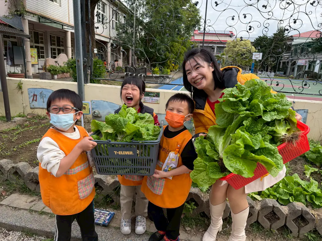 泥土與AI的溫柔對話 桃園市中興國小親師生共築科技農園夢 泥土與AI的溫柔對話 桃園市中興國小親師生共築科技農園夢