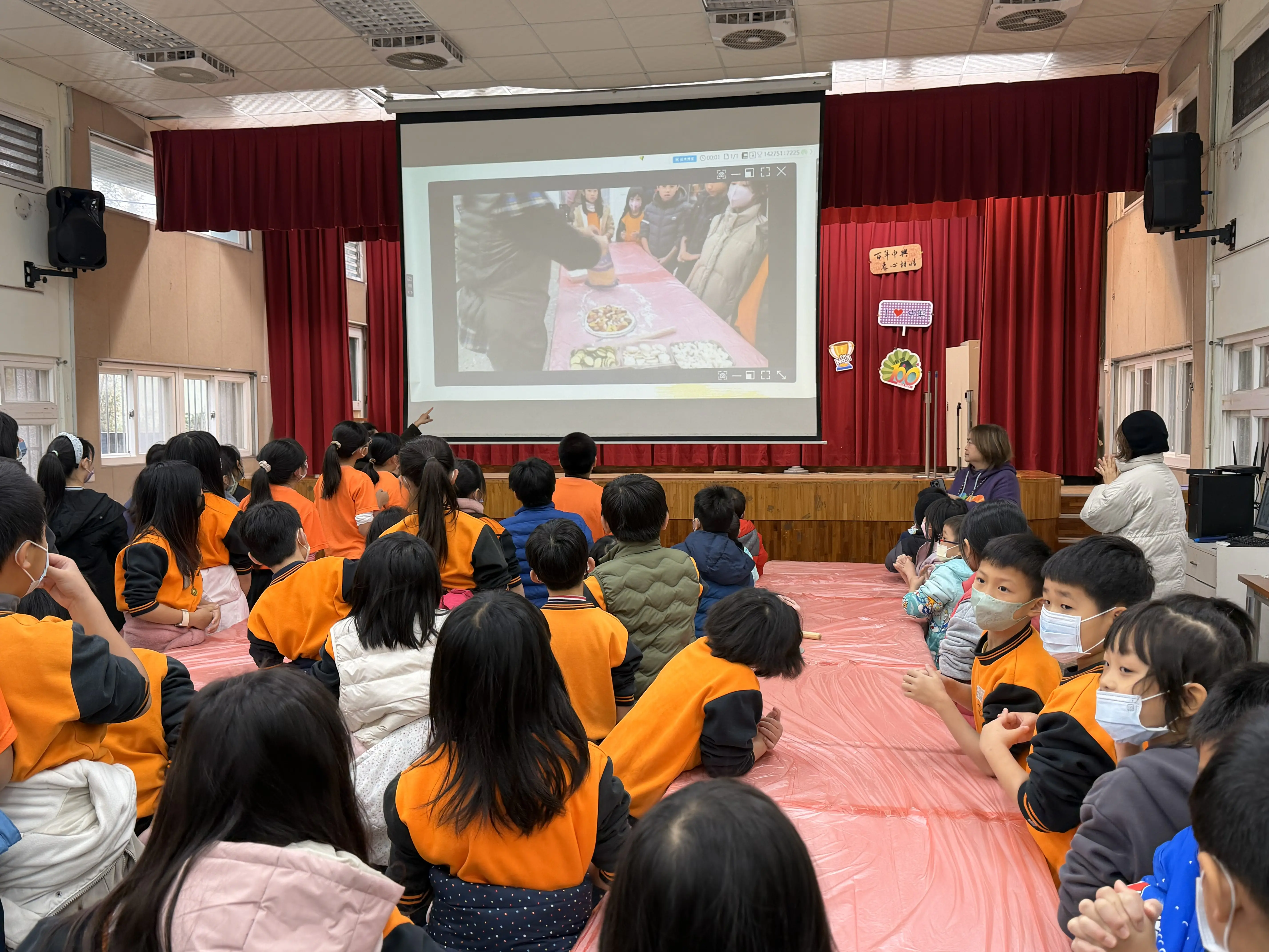 泥土與AI的溫柔對話 桃園市中興國小親師生共築科技農園夢 泥土與AI的溫柔對話 桃園市中興國小親師生共築科技農園夢