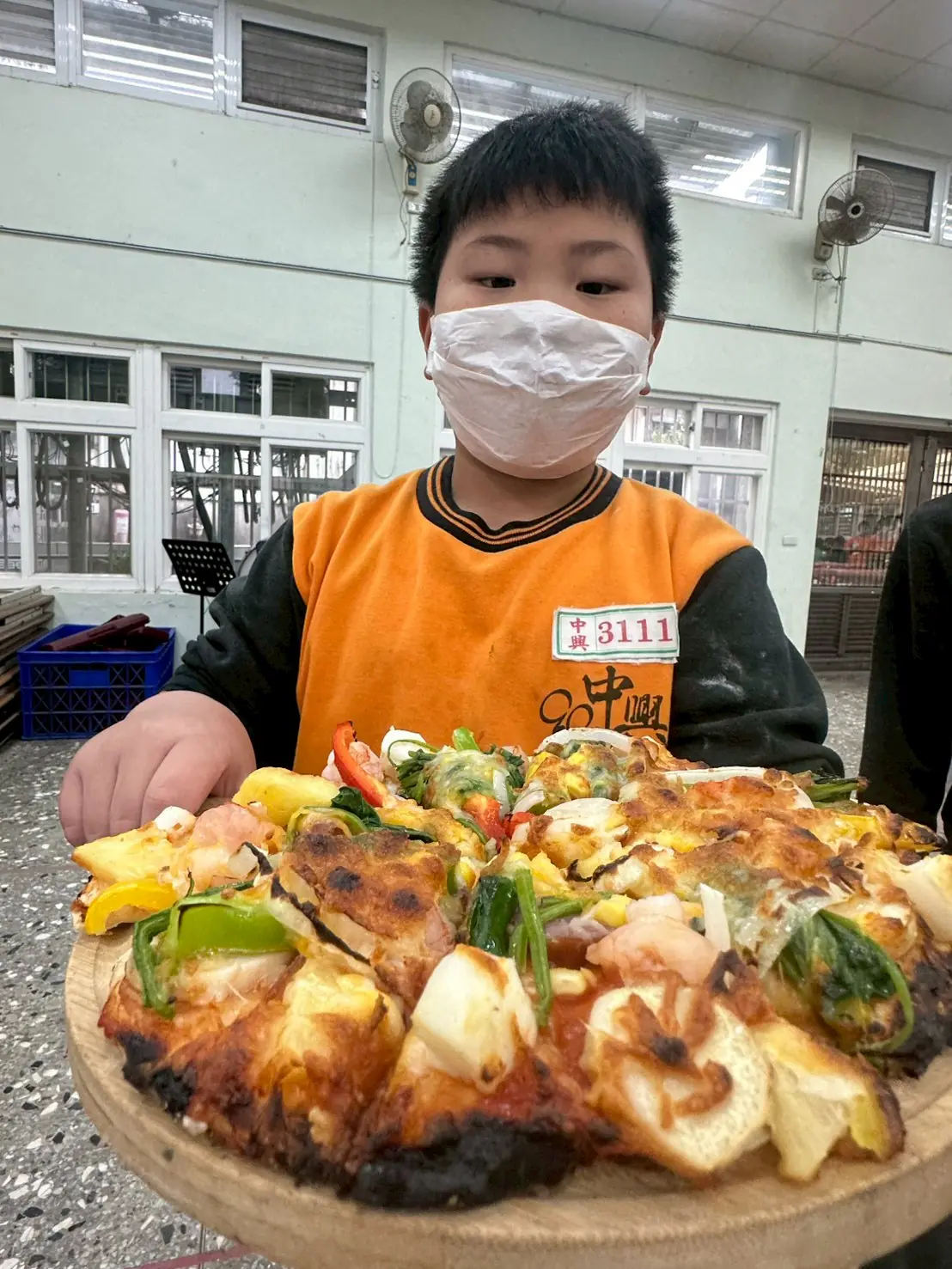 泥土與AI的溫柔對話 桃園市中興國小親師生共築科技農園夢 泥土與AI的溫柔對話 桃園市中興國小親師生共築科技農園夢