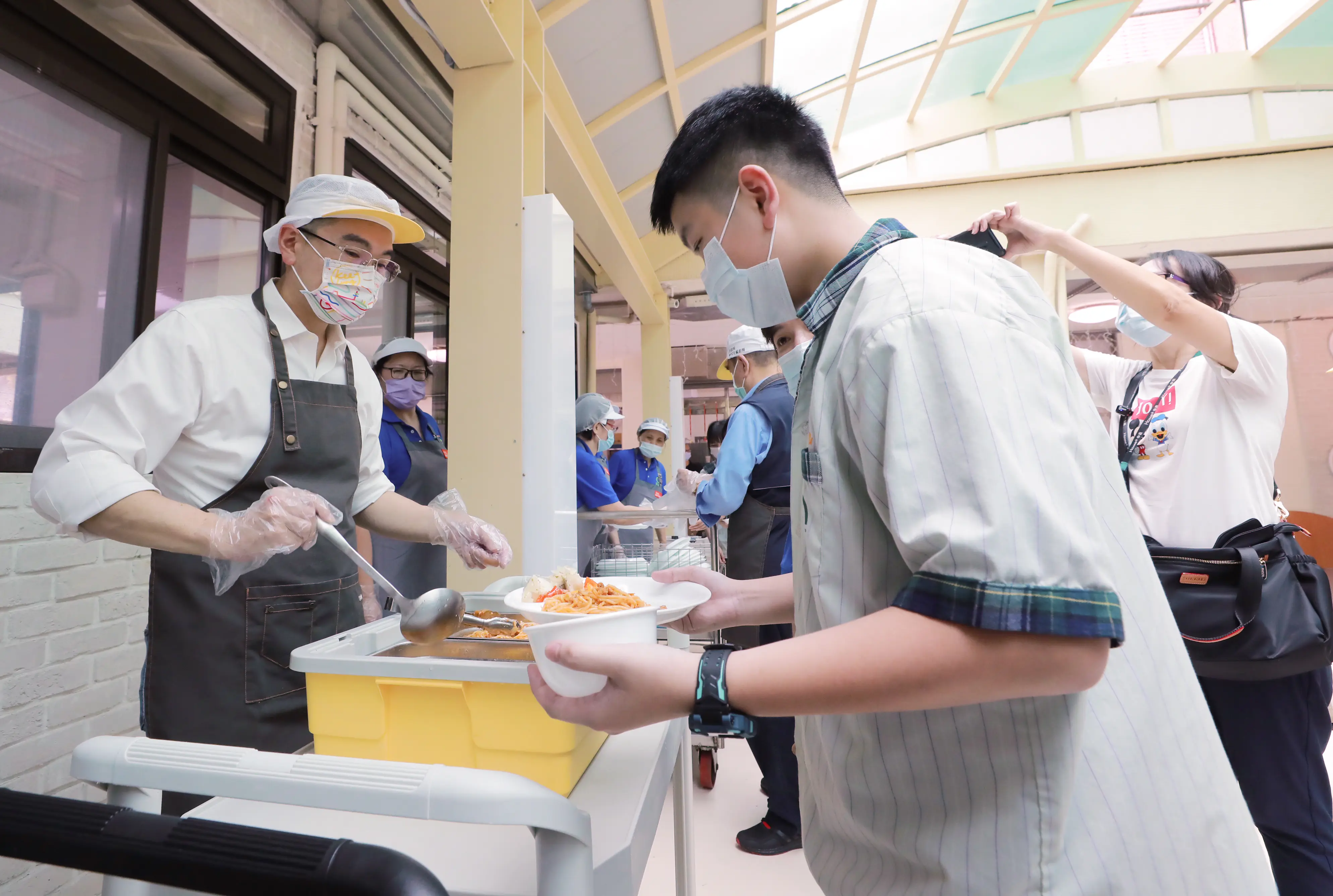 謝國樑:免費午餐每年為家長省逾1.6萬元 品質將持續精進 謝國樑:免費午餐每年為家長省逾1.6萬元 品質將持續精進