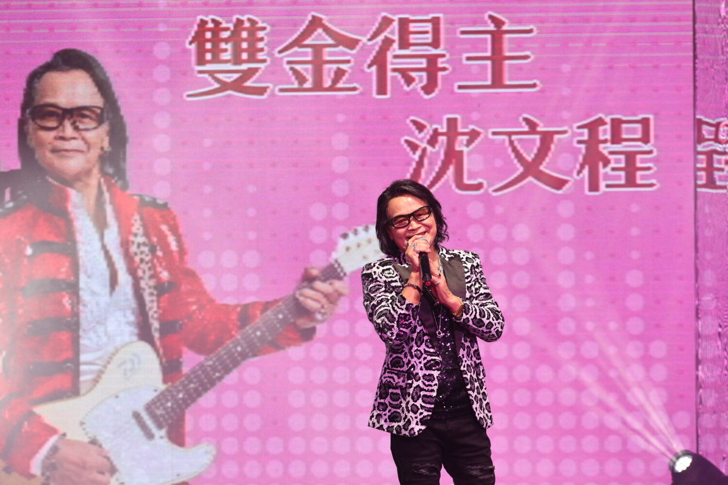最台味的郵輪體驗!麗星郵輪2.0 打造文化、旅遊雙重享受 2026年的首航上,邀請到三金歌王沈文程一起迎接2026年,肺活量仍如20歲年輕男孩的沈文程,一連九首歌曲,連續上下兩場,讓旅客們聽得如癡如醉。〈圖/記者蔡宗武翻攝〉