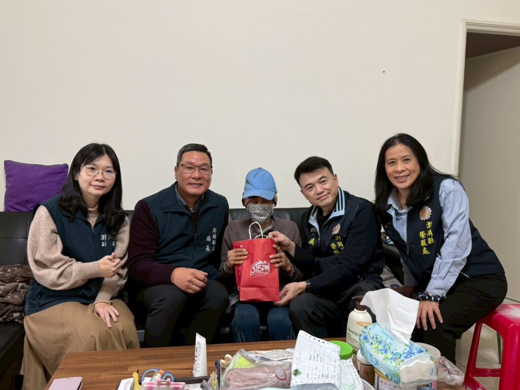 澎湖郵局啟動「郵政傳情幸福前行」 寒冬送暖關懷獨居長者 (左起)郵局謝副理、蔡南德局長、榮服處余處長、林副處長。(圖/澎湖郵局提供)