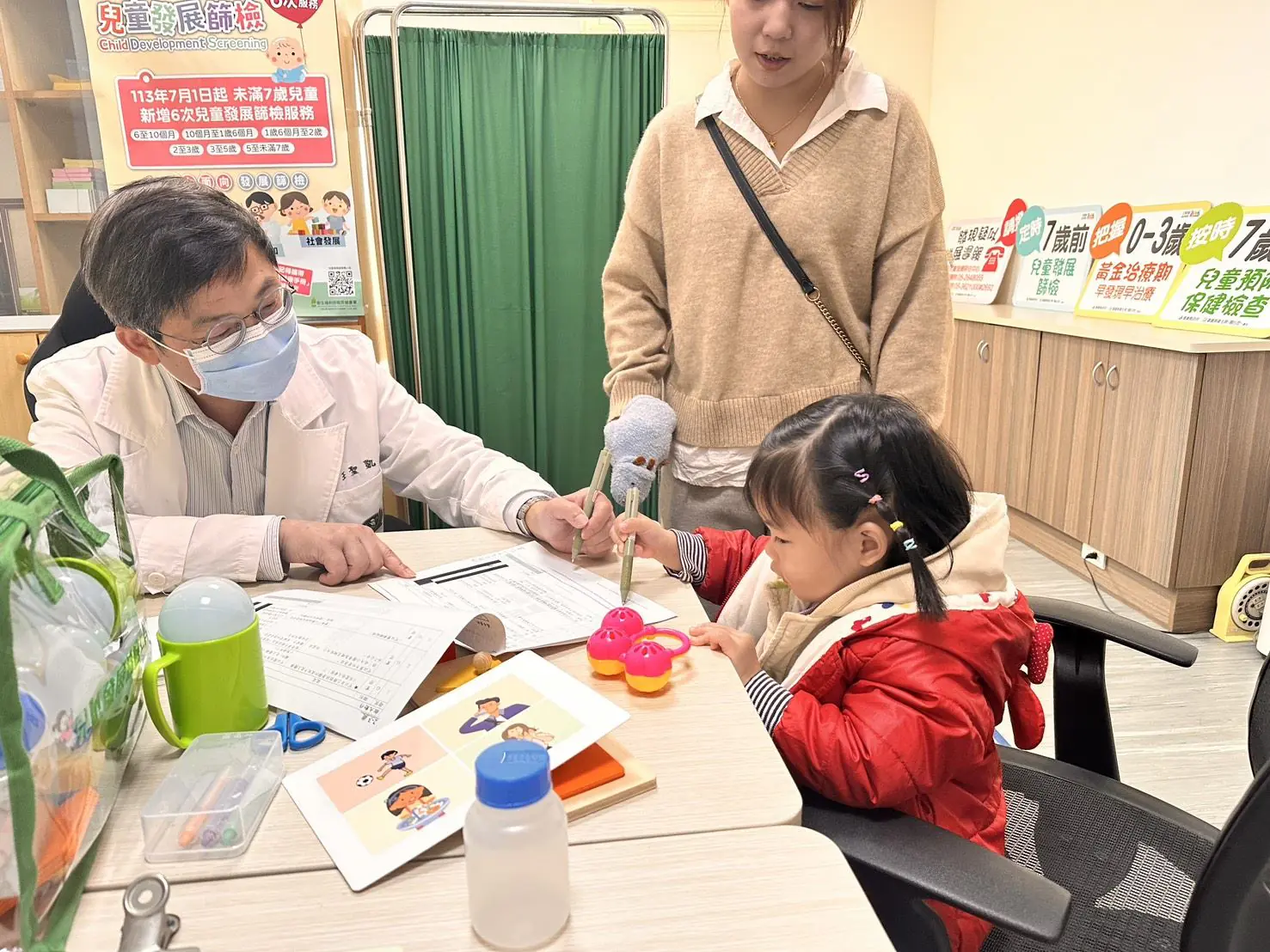 「醫」起守護孩子 布袋衛生所攜手大林慈濟醫院把關兒童發展 「醫」起守護孩子 布袋衛生所攜手大林慈濟醫院把關兒童發展