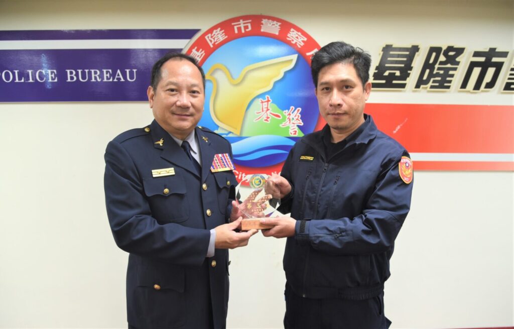 「115 年1月局務會報」登場 表揚警政績優人員 林局長頒發「114年全年度自辦查緝毒品實施計畫評核」獎項 八斗子分駐所獲獎。(圖/記者薛秀蓮 翻攝)