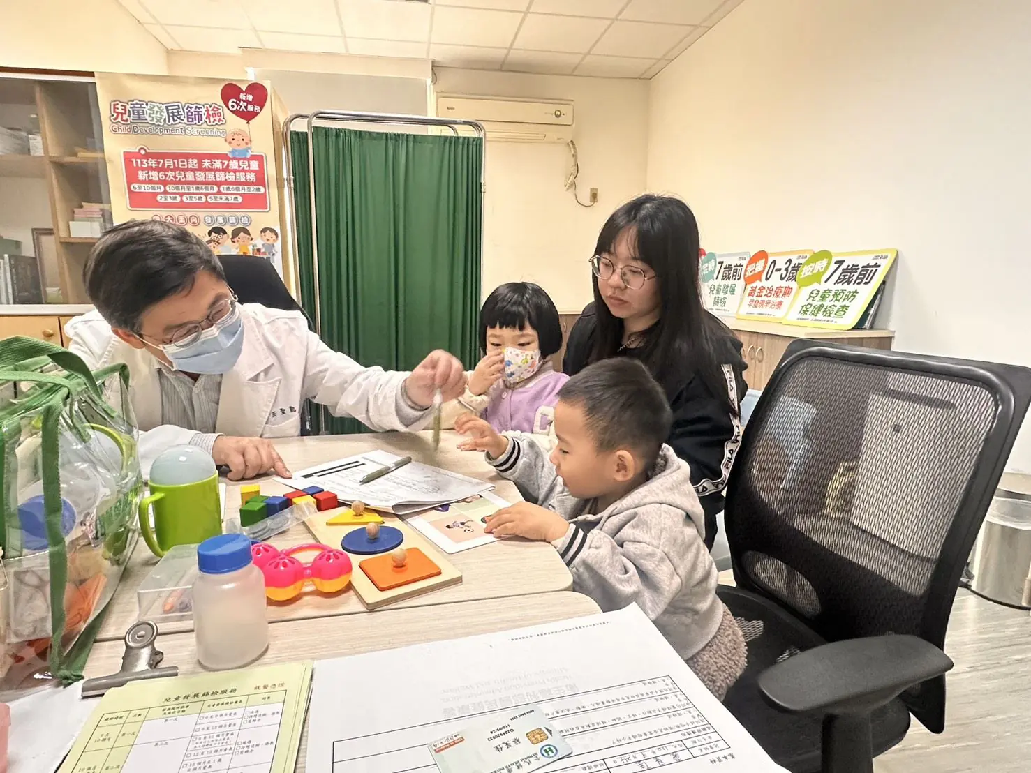 「醫」起守護孩子 布袋衛生所攜手大林慈濟醫院把關兒童發展 「醫」起守護孩子 布袋衛生所攜手大林慈濟醫院把關兒童發展