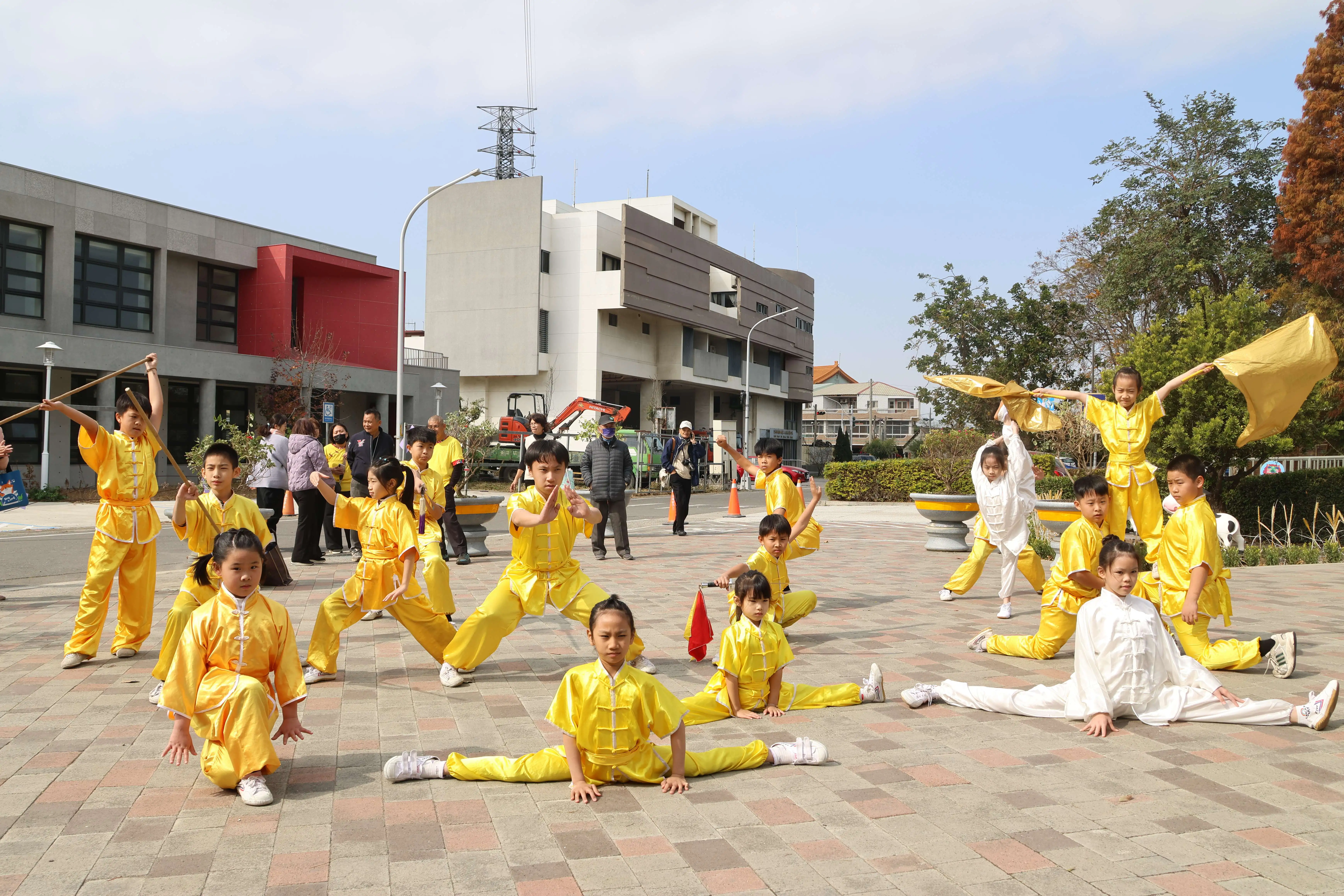 中央、地方與企業攜手 斥資8千400萬 崙背大客廳熱鬧啟用 中央、地方與企業攜手 斥資8千400萬 崙背大客廳熱鬧啟用