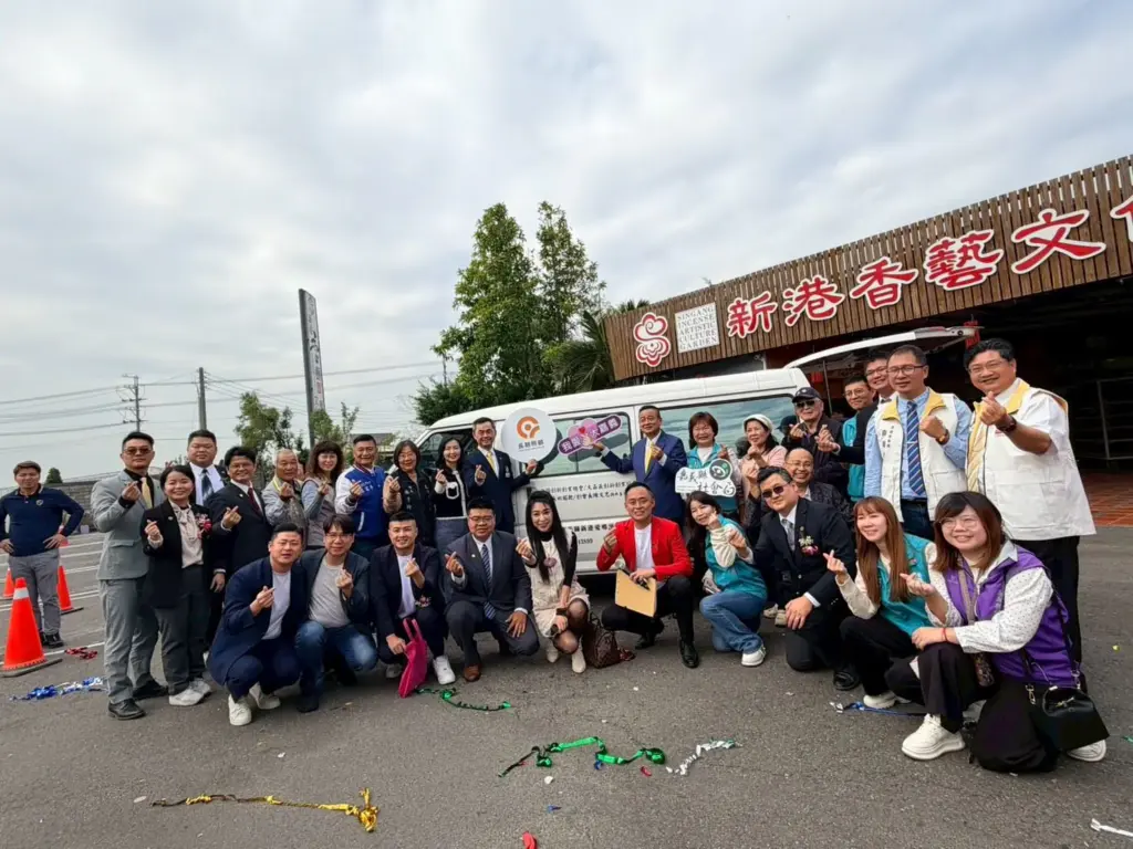 義賣瓜子做公益 大嘉義創新創業協會捐復康巴士回饋鄉里 義賣瓜子做公益 大嘉義創新創業協會捐復康巴士回饋鄉里