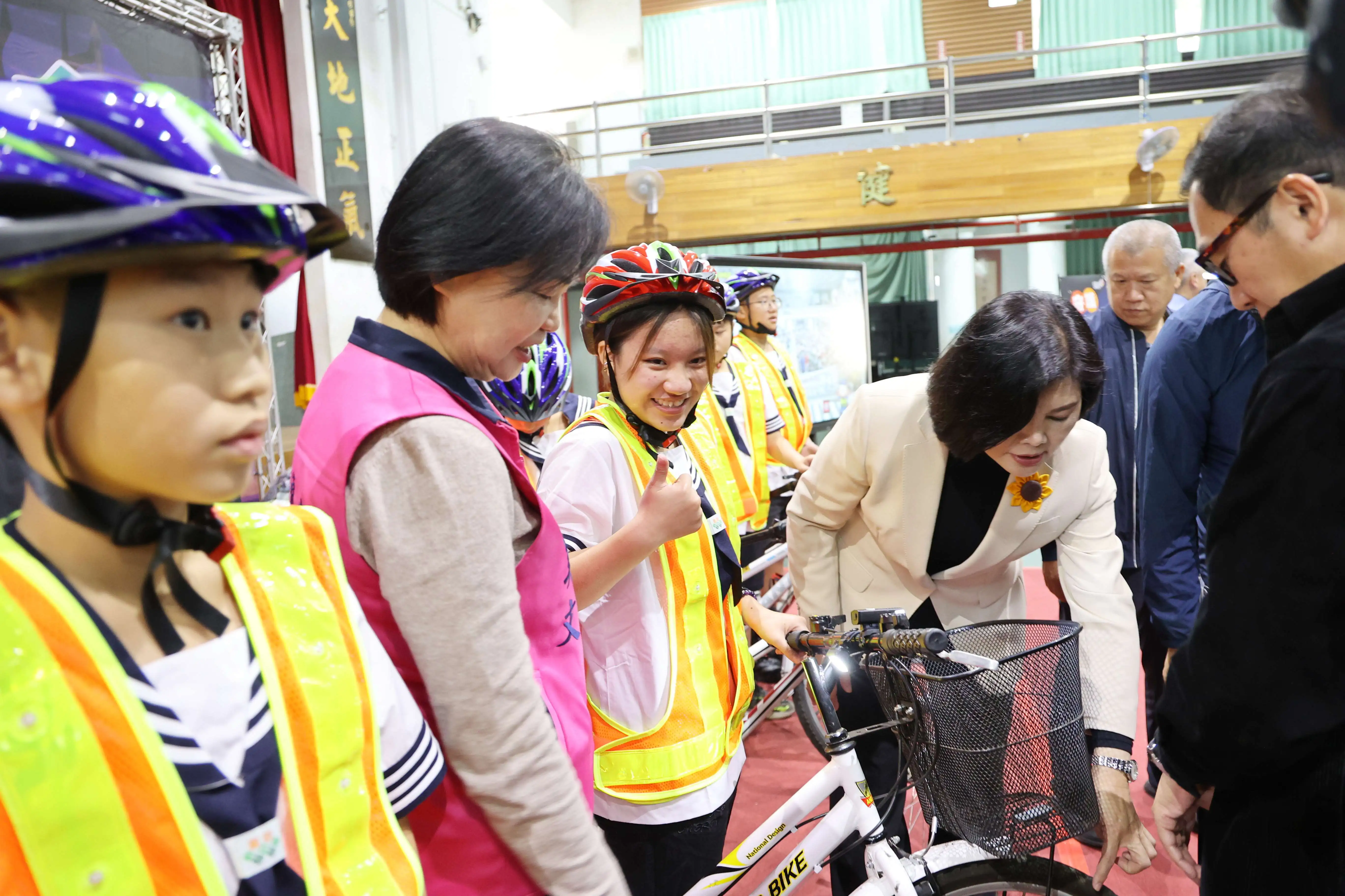 雲林小騎士配備LED反光背心 張麗善縣長:朝天宮媽祖護佑 學童交通安全再升級 雲林小騎士配備LED反光背心 張麗善縣長:朝天宮媽祖護佑 學童交通安全再升級