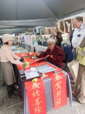 一場閱讀與視覺的對話 書法家於現場掃毫助興 一場閱讀與視覺的對話 書法家於現場掃毫助興