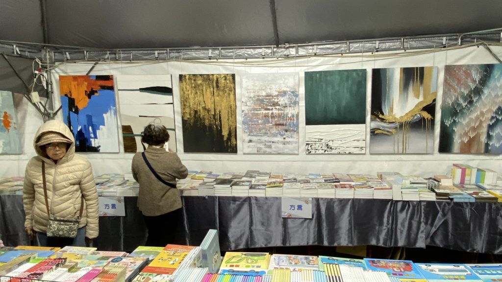 一場閱讀與視覺的對話 書法家於現場掃毫助興 一場閱讀與視覺的對話 書法家於現場掃毫助興