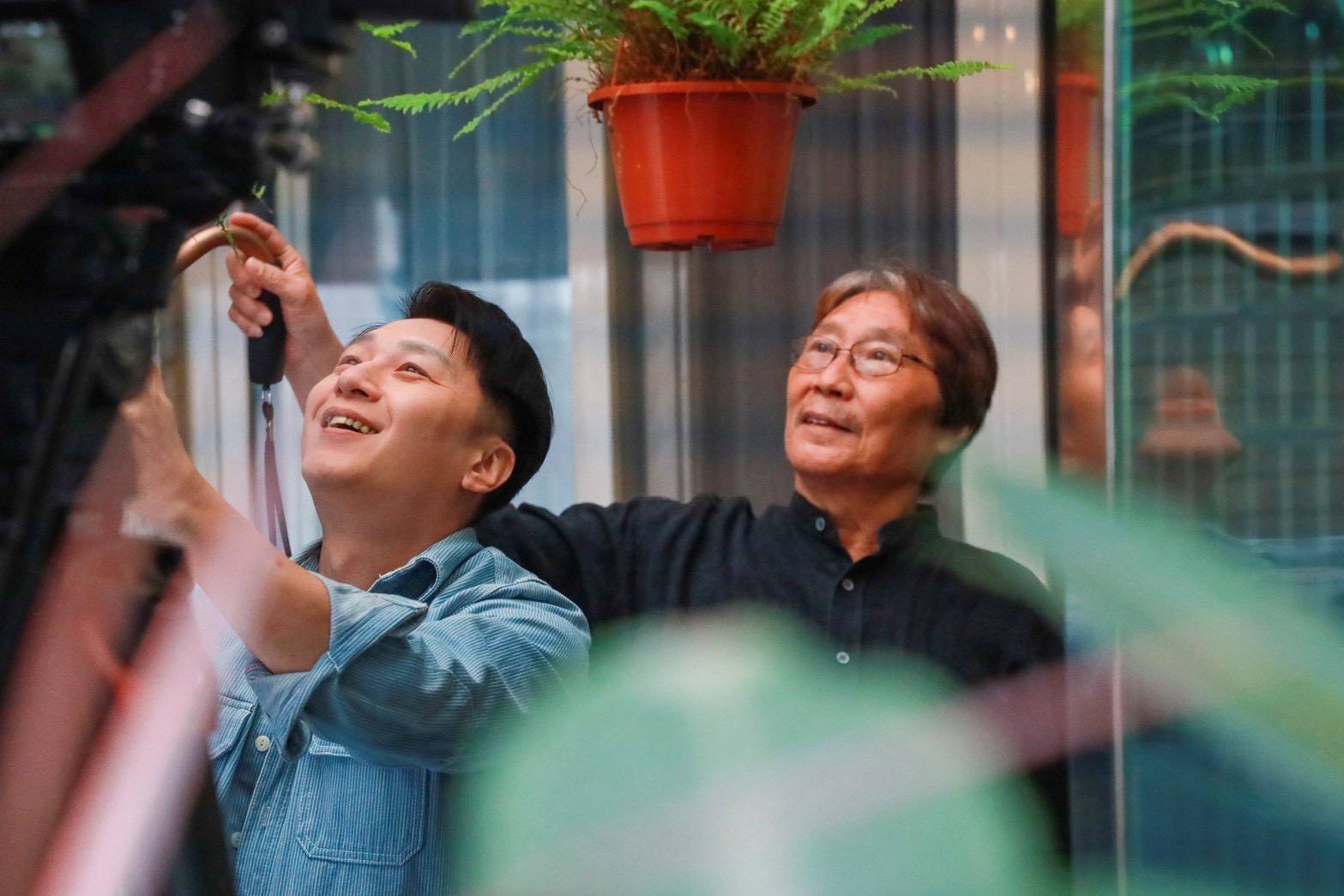 孟慶而「首部導演作品」淚崩圓夢 史黛西與亞洲視后連袂演繹母女情深 知名戲劇導演王圻生與演技派演員曹景俊飾演父子,兒子在外流離與逃避的矛盾心理,對應父親沈默的等待守候,成為故事張力之一。(圖/起而行文化提供)