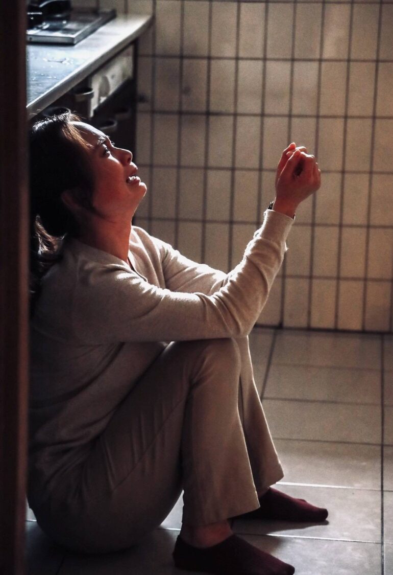 孟慶而「首部導演作品」淚崩圓夢 史黛西與亞洲視后連袂演繹母女情深 知名戲劇導演王圻生與演技派演員曹景俊飾演父子,兒子在外流離與逃避的矛盾心理,對應父親沈默的等待守候,成為故事張力之一。(圖/起而行文化提供)