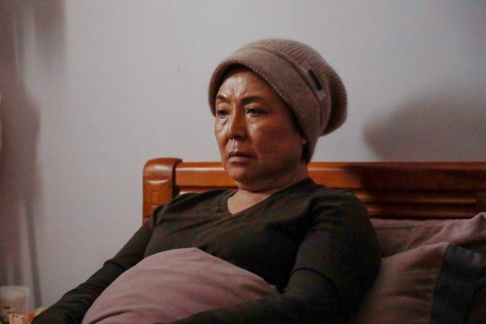 孟慶而「首部導演作品」淚崩圓夢 史黛西與亞洲視后連袂演繹母女情深 瓊瑤花旦、亞洲視后涂台鳳以厚實演技增添跨世代情感深度,飾演癌末臥床母親,也是孟慶而真實母親寫照。(圖/起而行文化提供)