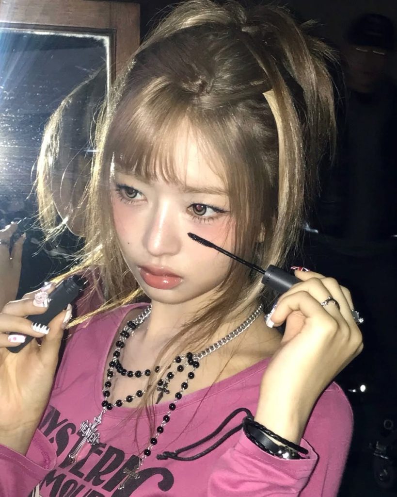 韓團IVE 成員REI 雙截棍造型驚豔曝光!新專輯《REVIVE PLUS》預告「雙棲」神祕美學 韓團IVE 成員REI 雙截棍造型驚豔曝光!新專輯《REVIVE PLUS》預告「雙棲」神祕美學