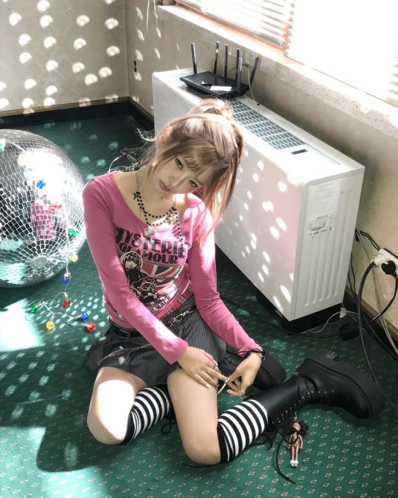 韓團IVE 成員REI 雙截棍造型驚豔曝光!新專輯《REVIVE PLUS》預告「雙棲」神祕美學 韓團IVE 成員REI 雙截棍造型驚豔曝光!新專輯《REVIVE PLUS》預告「雙棲」神祕美學