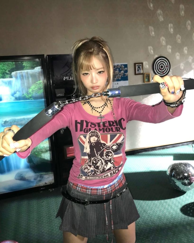 韓團IVE 成員REI 雙截棍造型驚豔曝光!新專輯《REVIVE PLUS》預告「雙棲」神祕美學 韓團IVE 成員REI 雙截棍造型驚豔曝光!新專輯《REVIVE PLUS》預告「雙棲」神祕美學