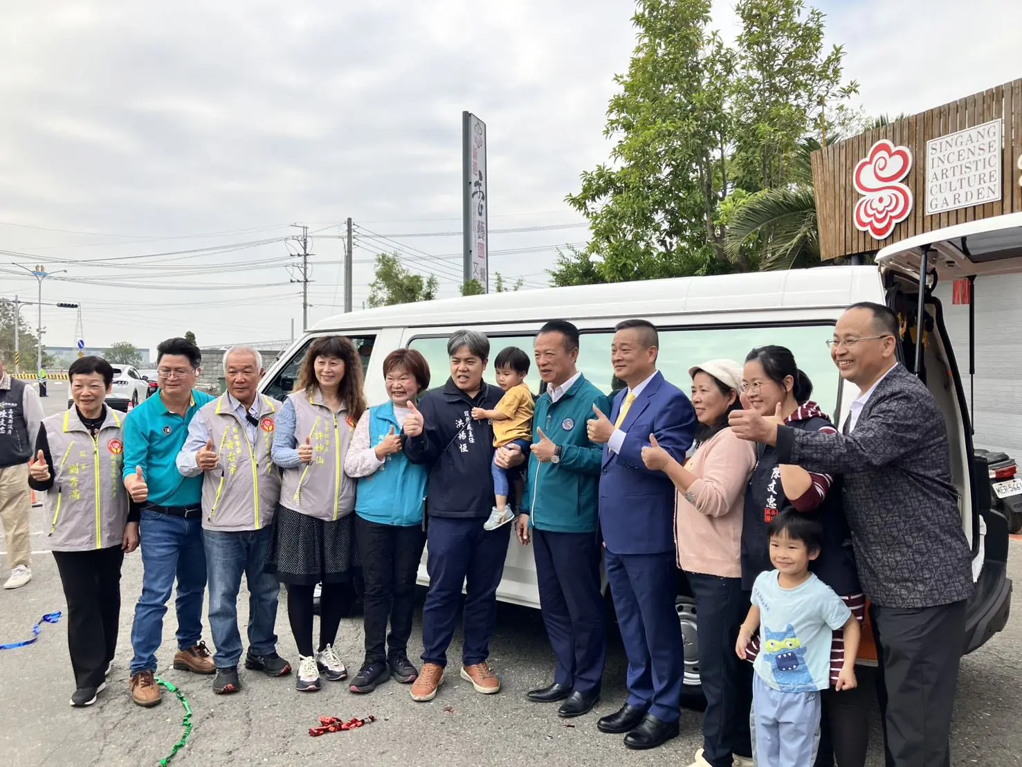 義賣瓜子做公益 大嘉義創新創業協會捐復康巴士回饋鄉里 義賣瓜子做公益 大嘉義創新創業協會捐復康巴士回饋鄉里