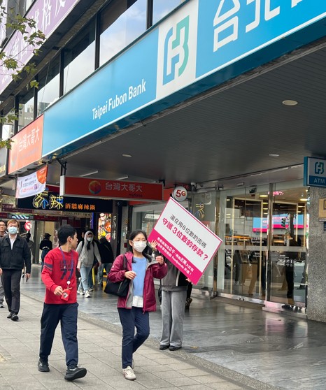 威力彩上看5.7億!foodpanda彩券行前舉牌開酸 網友笑翻留言下注 威力彩上看5.7億!foodpanda彩券行前舉牌開酸 網友笑翻留言下注