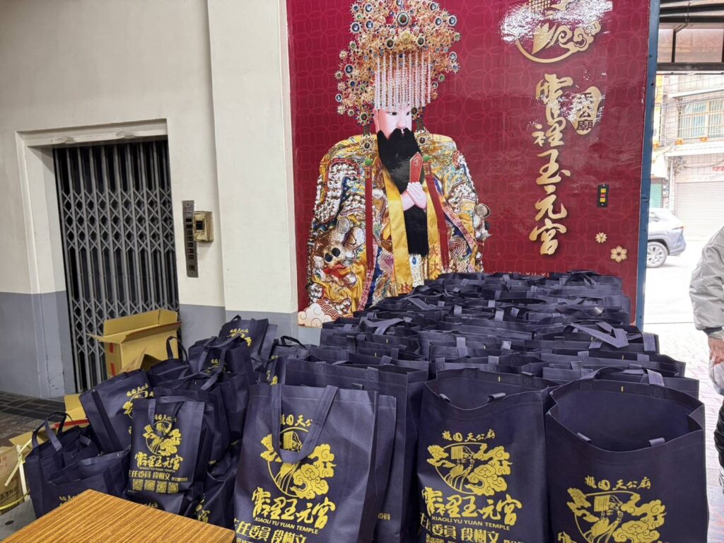 桃園公道正義服務協會送暖弱勢長者 劉承武演講籲:實踐孝道精神傳遞人文關懷 活動現場提供108份物資援助弱勢族群老人。(翻攝畫面)