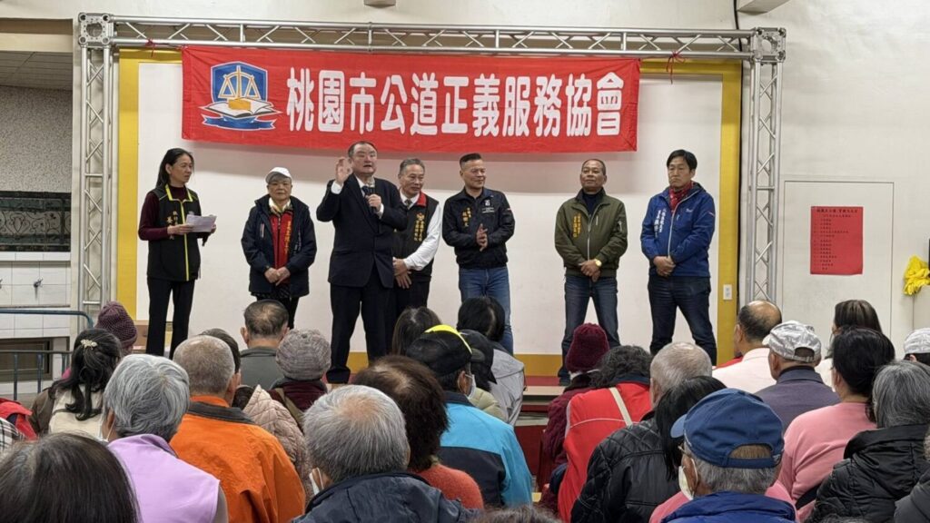 桃園公道正義服務協會送暖弱勢長者 劉承武演講籲:實踐孝道精神傳遞人文關懷 全國被害人權協會理事長劉承武(左三)、桃園市議員段樹文(右三)出席桃園公道正義服務協會公益慈善活動。(協會提供)
