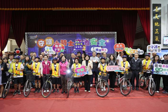 雲林小騎士配備LED反光背心 張麗善縣長:朝天宮媽祖護佑 學童交通安全再升級 雲林縣政府今(19)日於南陽國小舉行「守護小騎士交通安全」記者會,透過LED反光背心配備,有助於提升夜間辨識度,守護學生交通安全。