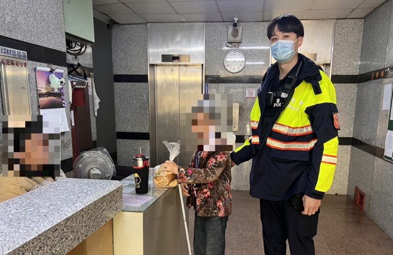 「天冷心不冷」警暖心護送八旬嬤返家　寒冬街頭上演最暖風景