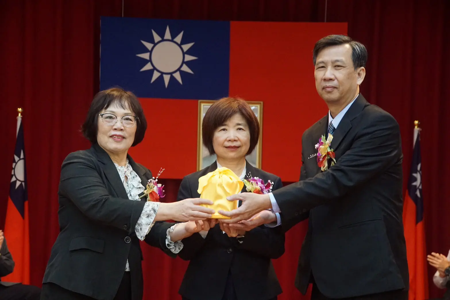 臺南郵局梁麗妍局長榮退 由邱世賢接棒 臺南郵局梁麗妍局長榮退 由邱世賢接棒