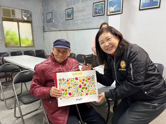 新北榮關懷退舍榮民長輩 春節送暖祝新年快樂 35 《圖說》吳曉慧總幹事(右) 關懷土城居安一莊退舍長輩,退舍會長曹福田伯伯非常開心,感謝國防部及輔導會的關心與祝福。〈新北榮服處提供〉