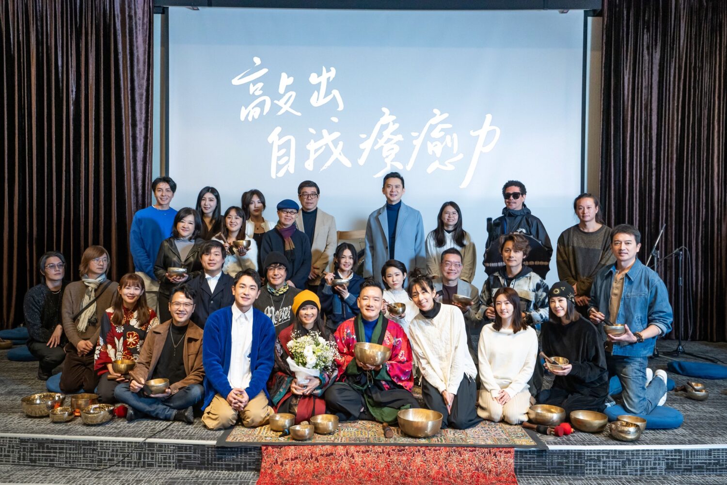 音樂人田定豐、朱衍舞新書登上暢銷榜 號召20多位群星金光閃閃同台挑戰金氏紀錄 音樂人田定豐和靈性導師朱衍舞1/11舉辦暢銷新書「敲出自我療癒力」分享會。(圖/唱戲世界娛樂 提供)