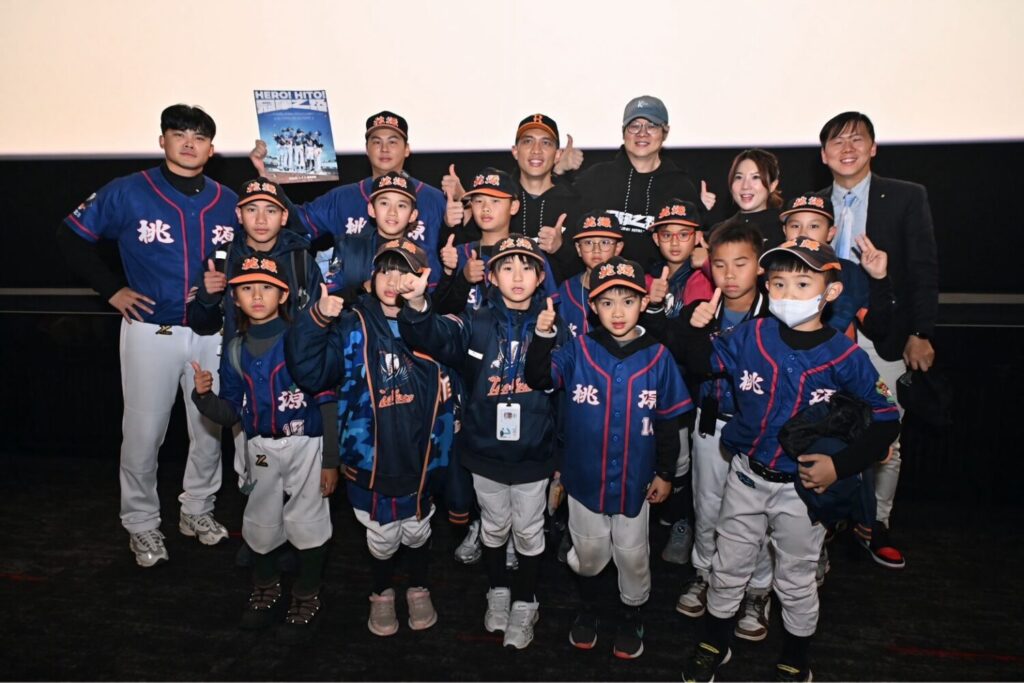 國球魂爆發 700人集體進場「熱血開轟」中山扶輪社包廳看「冠軍之路」國歌一播現場超震撼