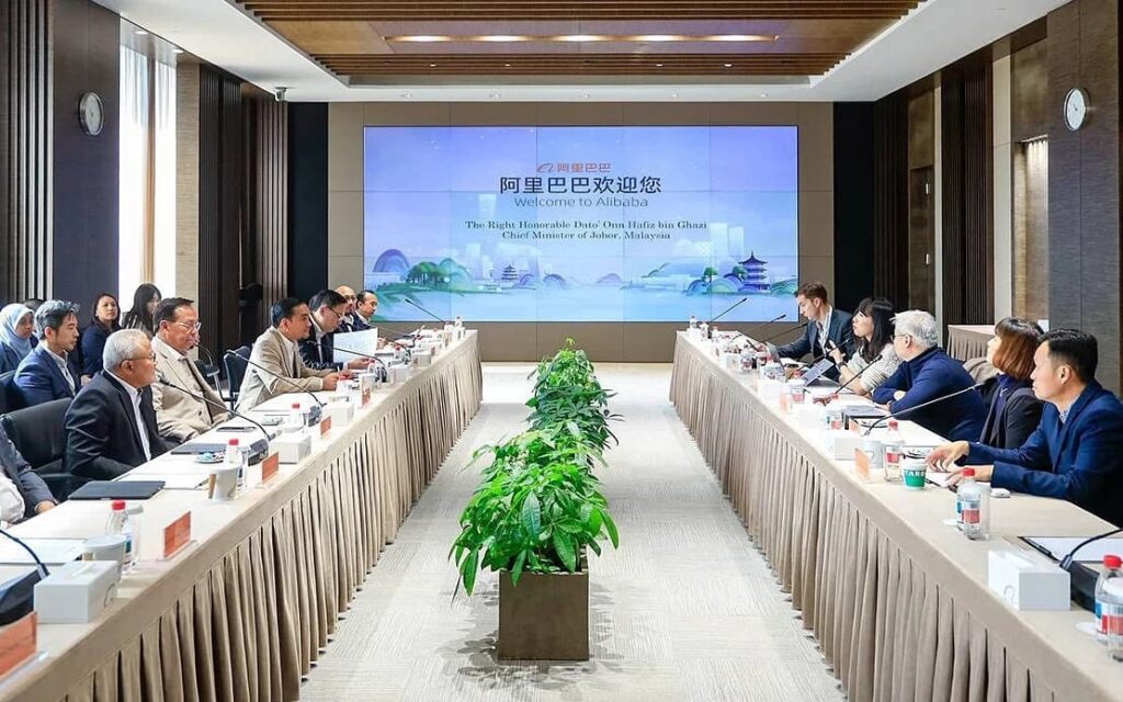 馬來西亞柔佛引進電池廠台商供應鏈機會 柔佛州務大臣翁哈菲茲率州政府代表團與中方企業代表會晤,柔佛州表示正就多項「高影響投資」案進行最後協商。(圖片翻攝自Sarawak Tribune)