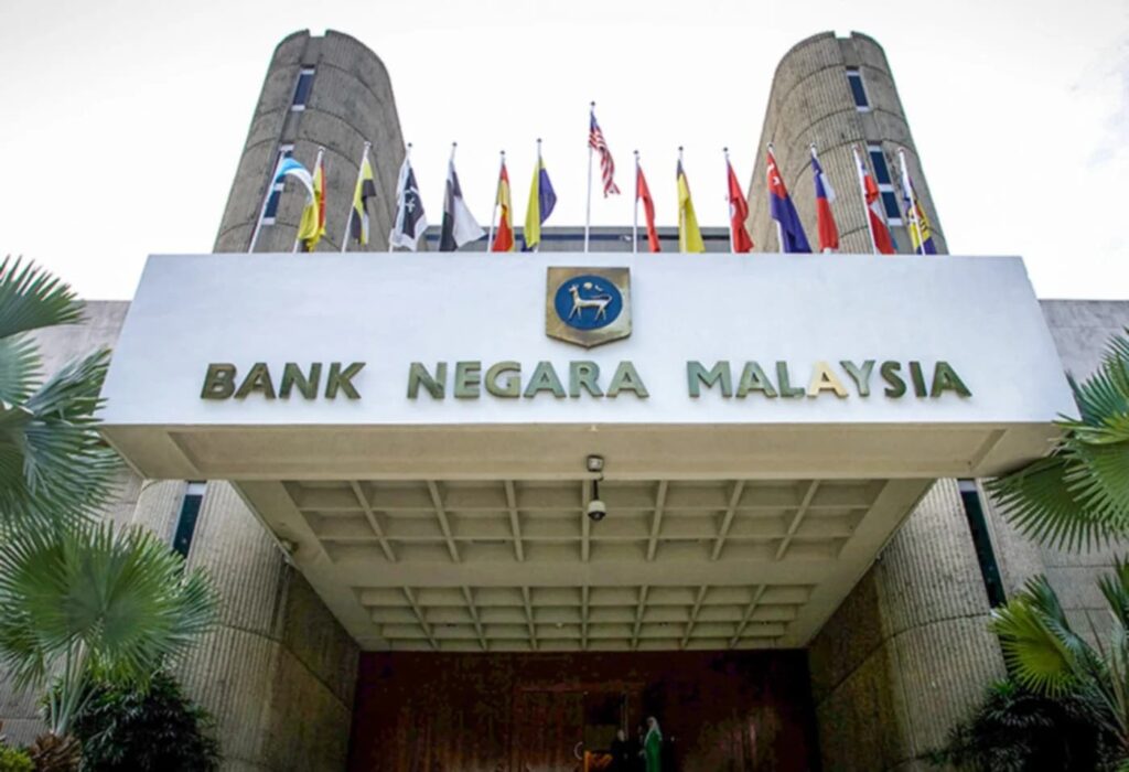 馬來西亞國家銀行（Bank Negara Malaysia）總部外觀。外界關注馬國下修財政赤字上限後，貨幣與財政政策的操作空間及其對企業融資成本與投資環境的影響。圖／翻攝《新海峽時報》（NST）