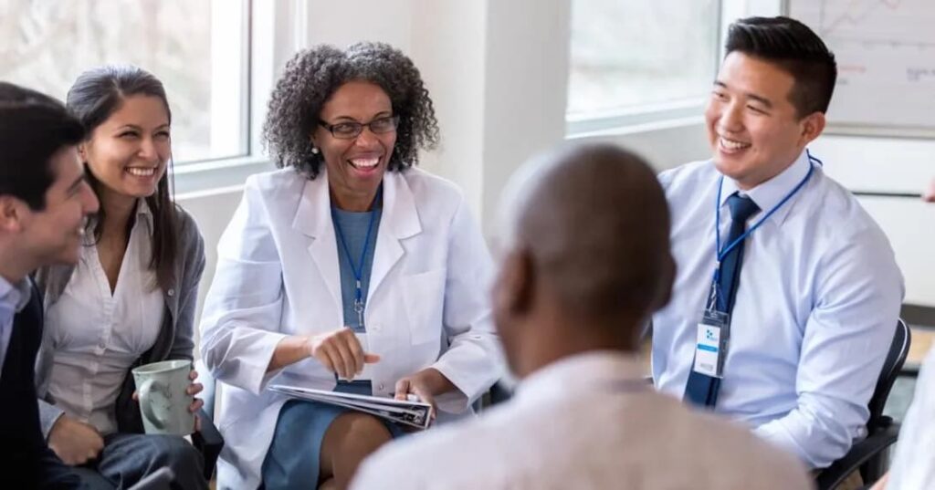 印尼與中國宣布合作成立數位健康聯合實驗室，合作重點涵蓋醫療人工智慧、數位醫療工具研發與標準化推動，印尼官方強調將在既有監管與安全框架下導入相關技術。圖為醫療人員與個案進行討論的示意畫面。 **圖片來源：**翻攝自 Healthcare IT News 報導頁面