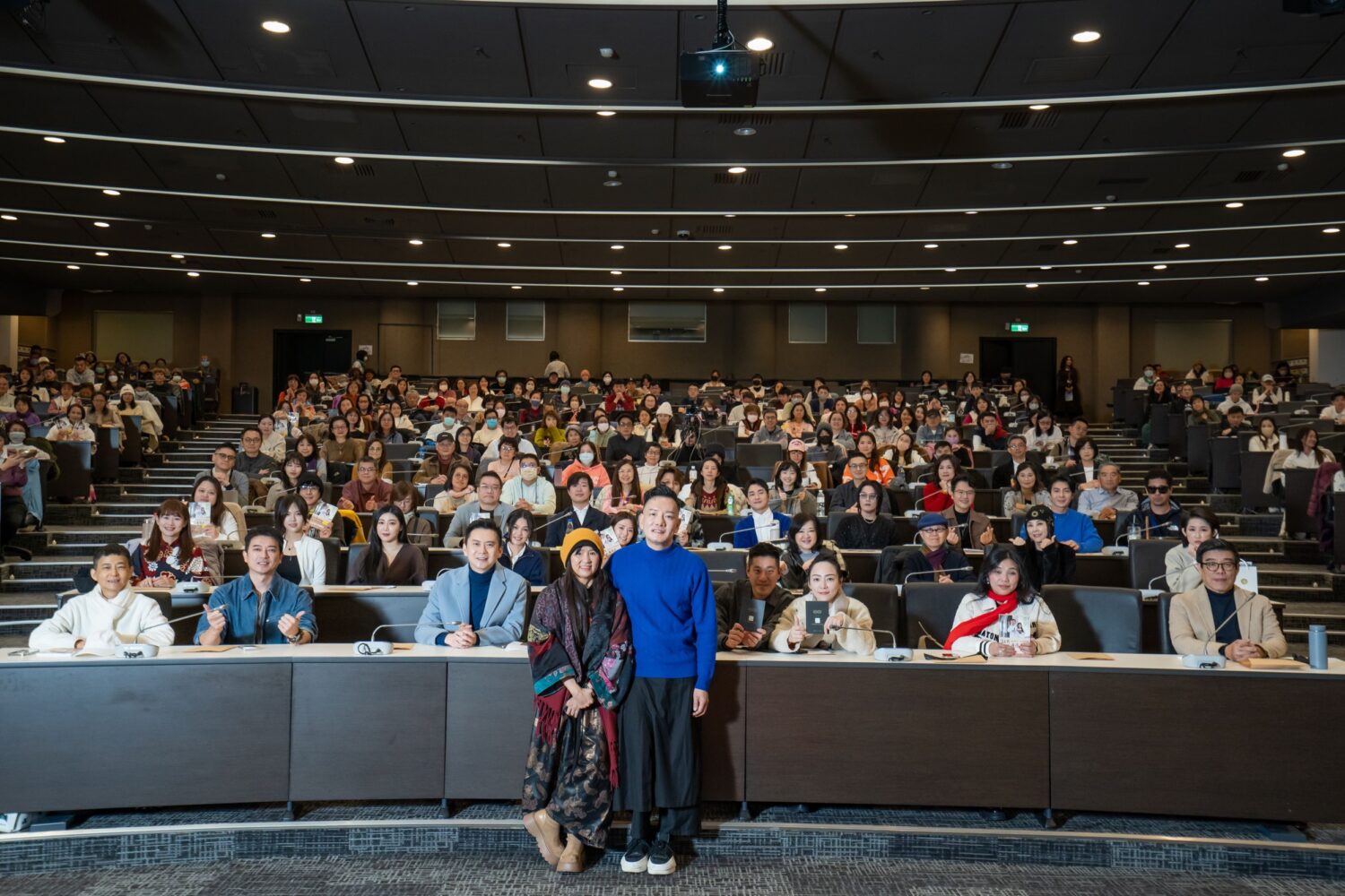 音樂人田定豐、朱衍舞新書登上暢銷榜 號召20多位群星金光閃閃同台挑戰金氏紀錄 音樂人田定豐和靈性導師朱衍舞舉辦暢銷新書分享會,現場超過400人參與的震撼視聽的靈性音樂盛宴!(圖/唱戲世界娛樂 提供)