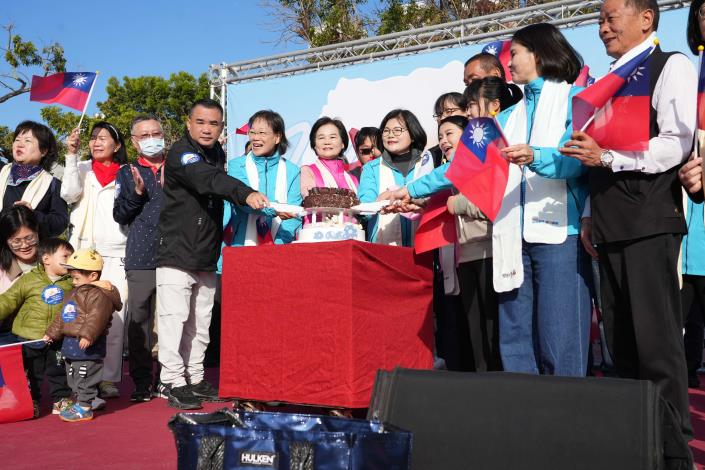 北港元旦升旗迎2026 縣長張麗善期許政策延續 邁向宜居永續新雲林 縣長張麗善與元旦壽星歡喜慶生。