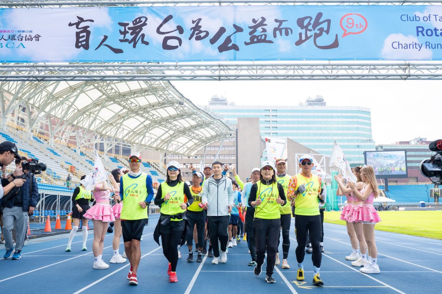 17LIVE桃氣女孩力挺長明賞超馬盃公益路跑、接棒應援 以行動傳遞運動平權與生命力量 活動當天,運動部長李洋亦蒞臨現場,分享台灣路跑蓬勃發展的景象。(圖/17LIVE桃氣女孩 提供)